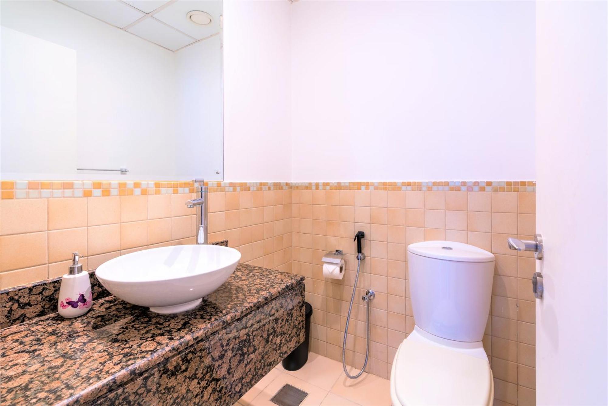 Stunning Front Eye View Jbr Apartment Dubai
