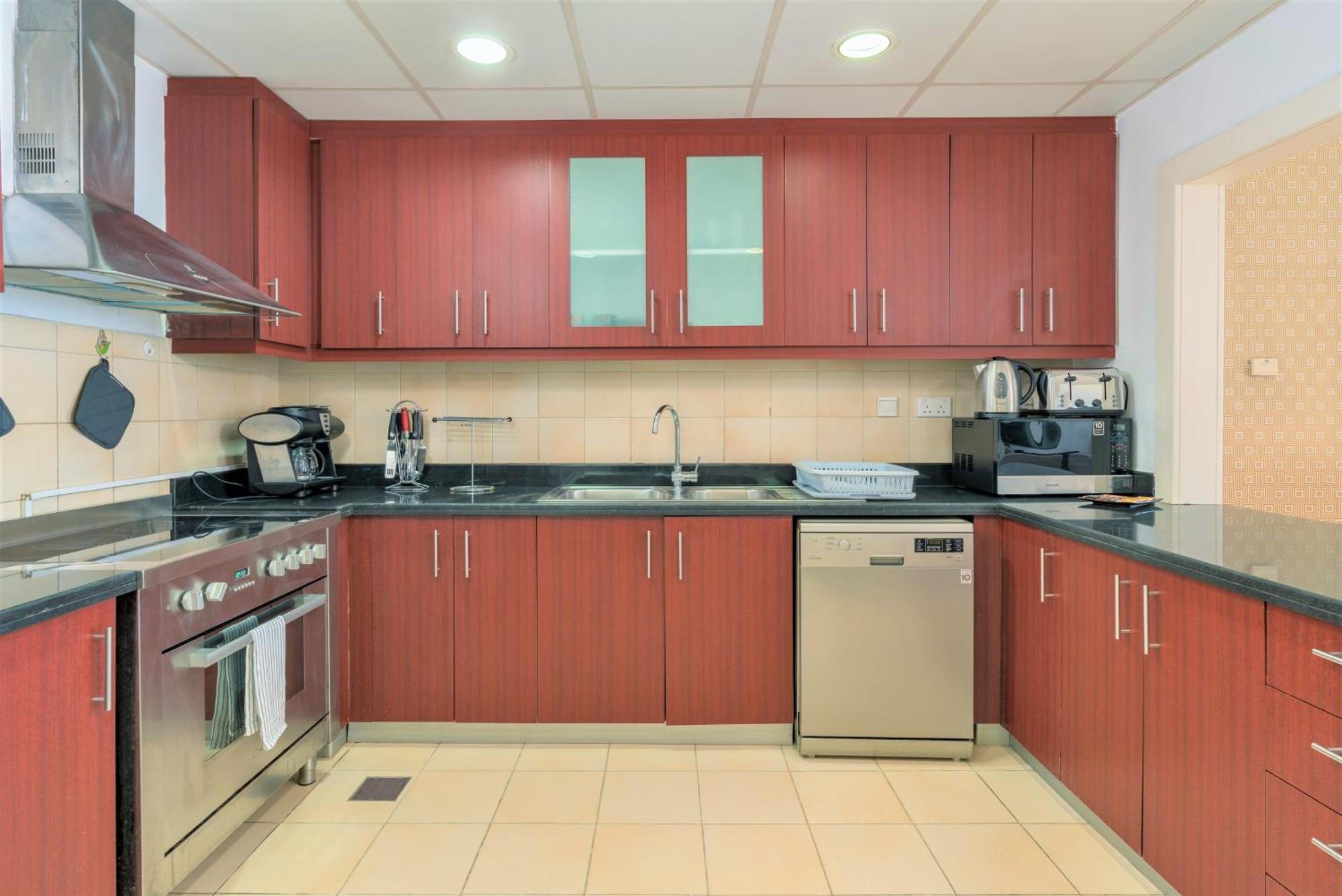 Stunning Front Eye View Jbr Apartment Dubai