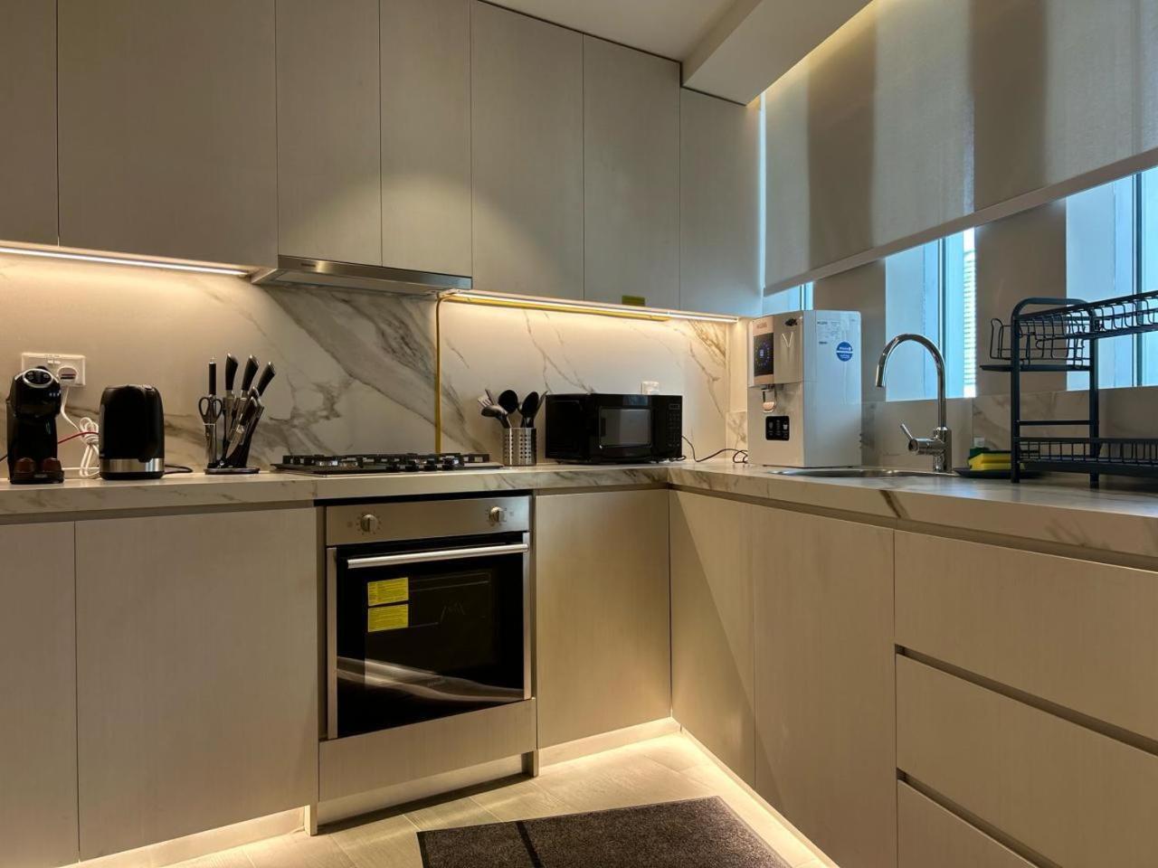 Appartement Marina Walk Gem Modern With Pool & Gym Access, Steps To & Metro Dubai