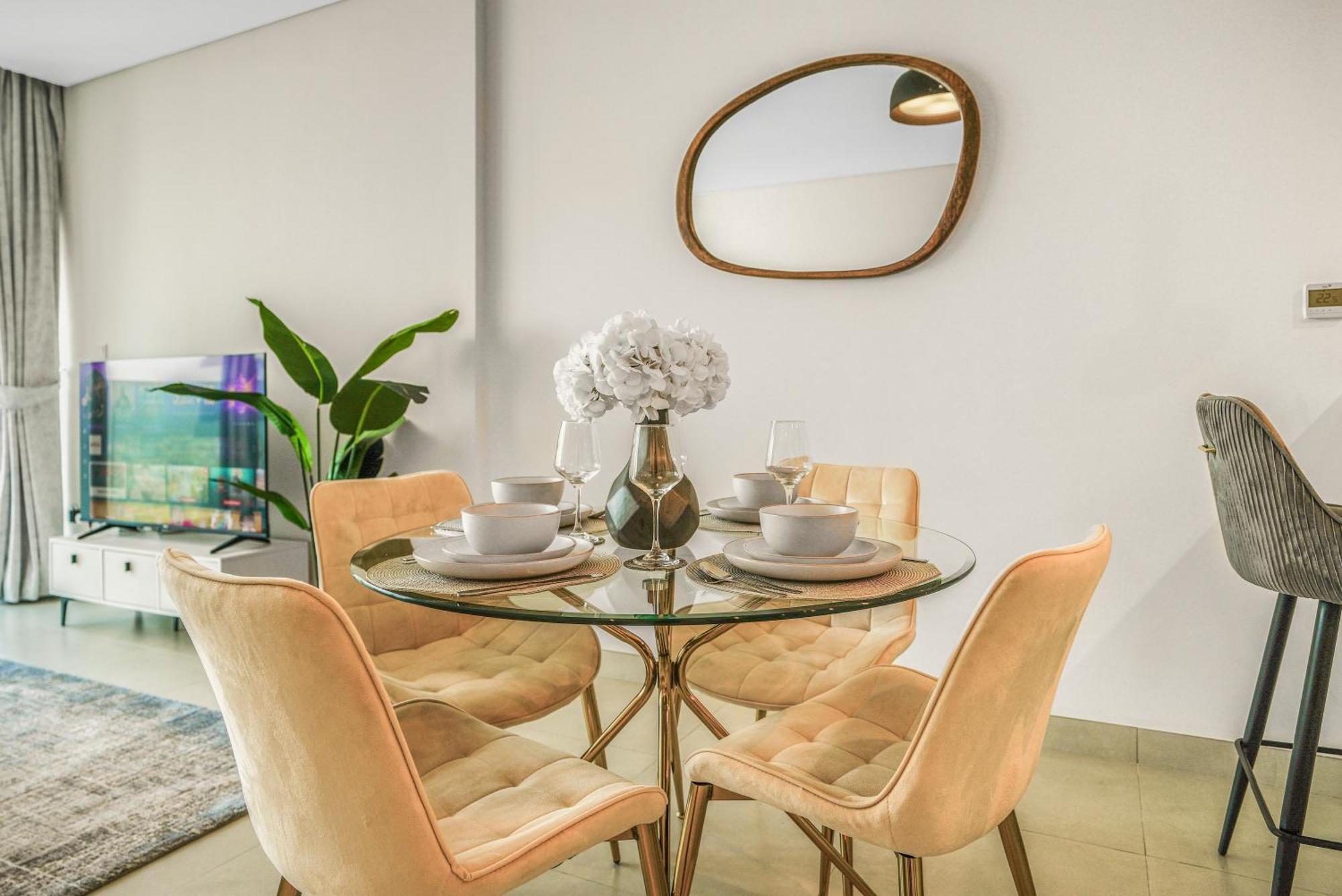 Sea View Located On The 39th Floor With Rooftop Pool Close To World Trade Centre *