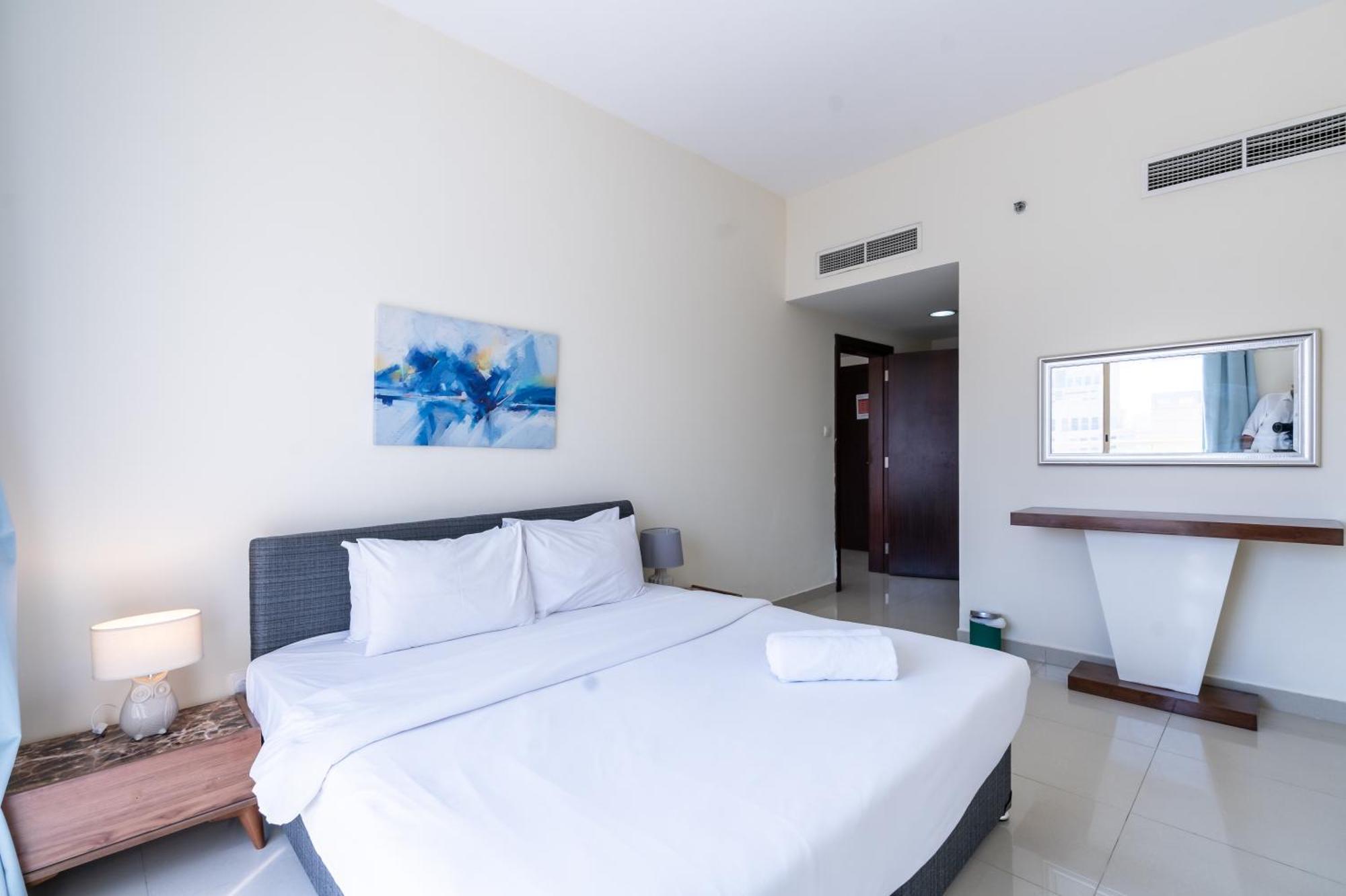 Rh- Bright 1br In Jvc, Near Circle Mall *