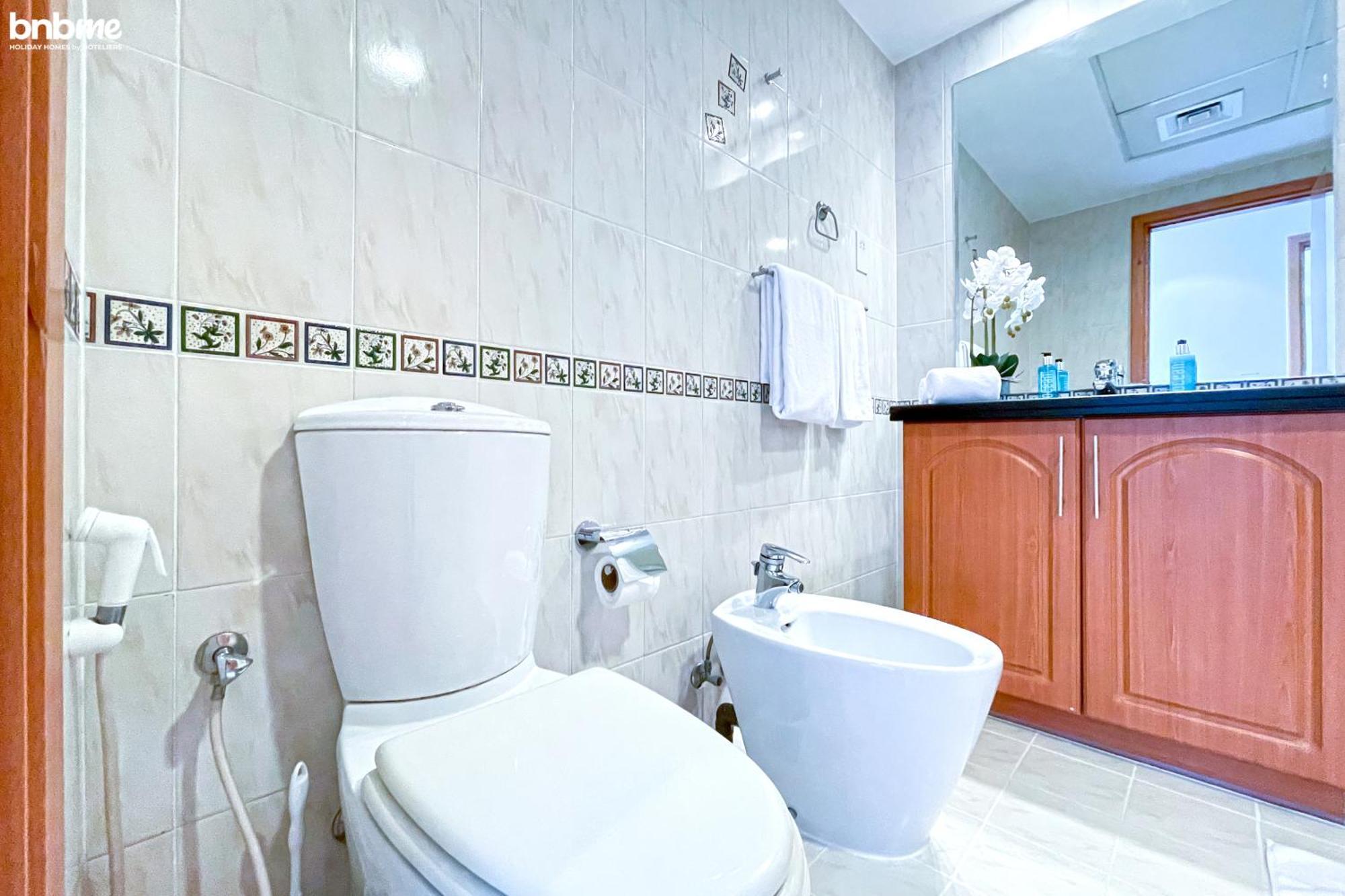 Bnbmehomes - Damac Waves Tower Apartment Dubai