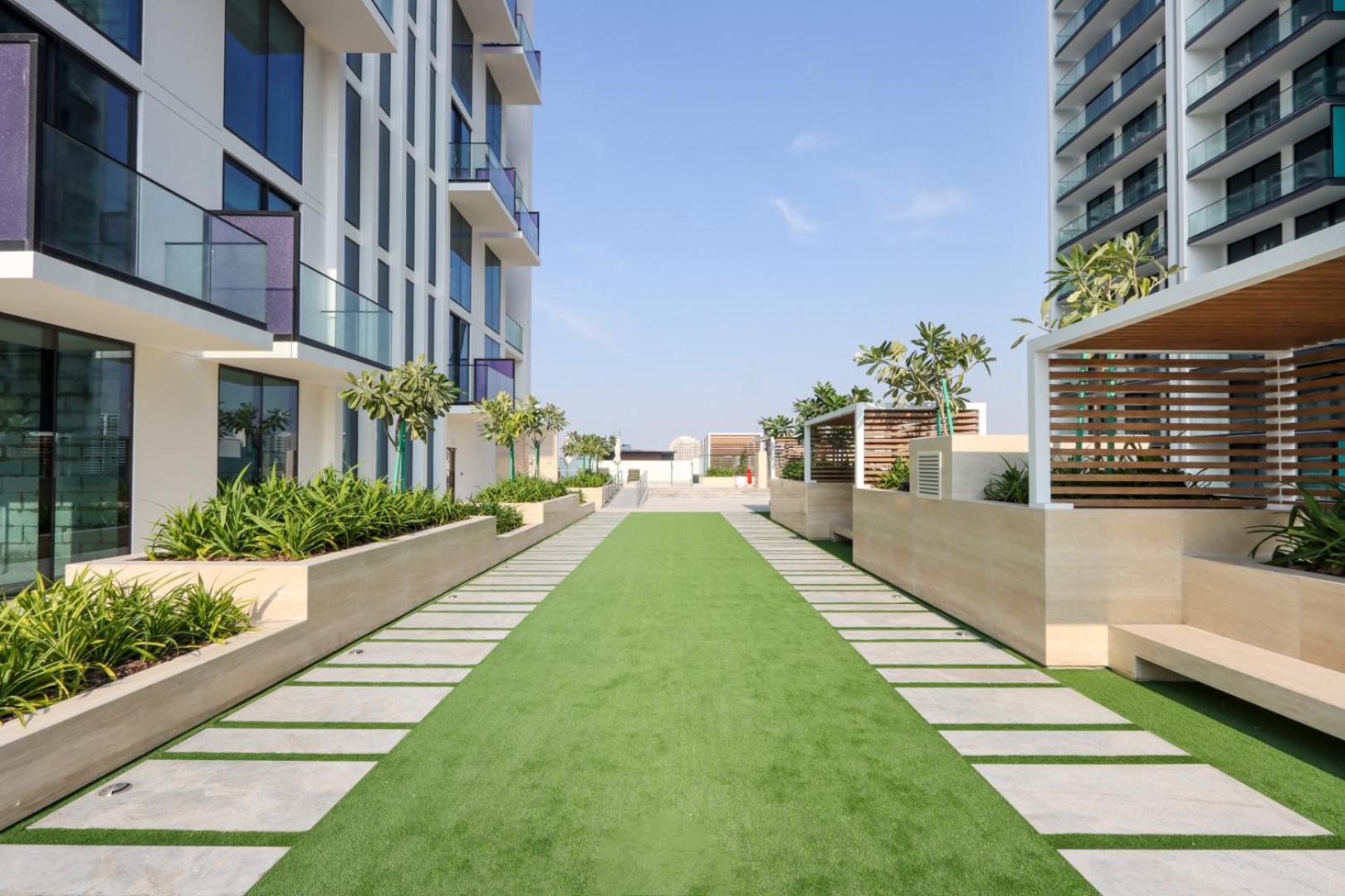 Livbnb-urban Getaway 1bhk With Jvc Skyline View Dubaï