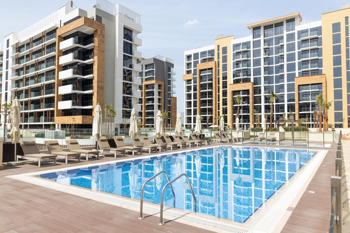 Lägenhet Lovely In Azizi Riviera Dubai