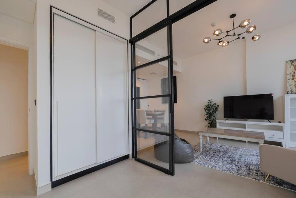 Cosy 2 Bed Opposite Hills Mall *