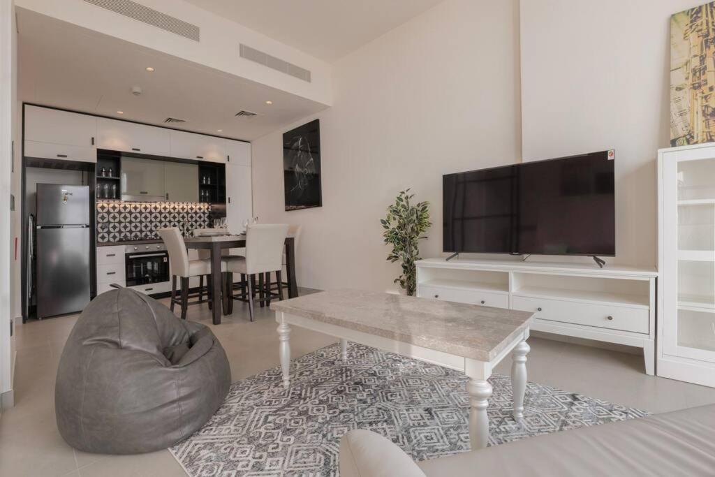 Cosy 2 Bed Opposite Hills Mall