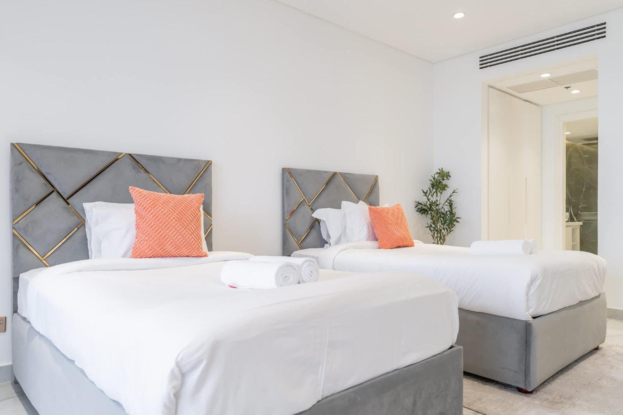 2 Bedroom With Beautiful Full Palm Waters Views