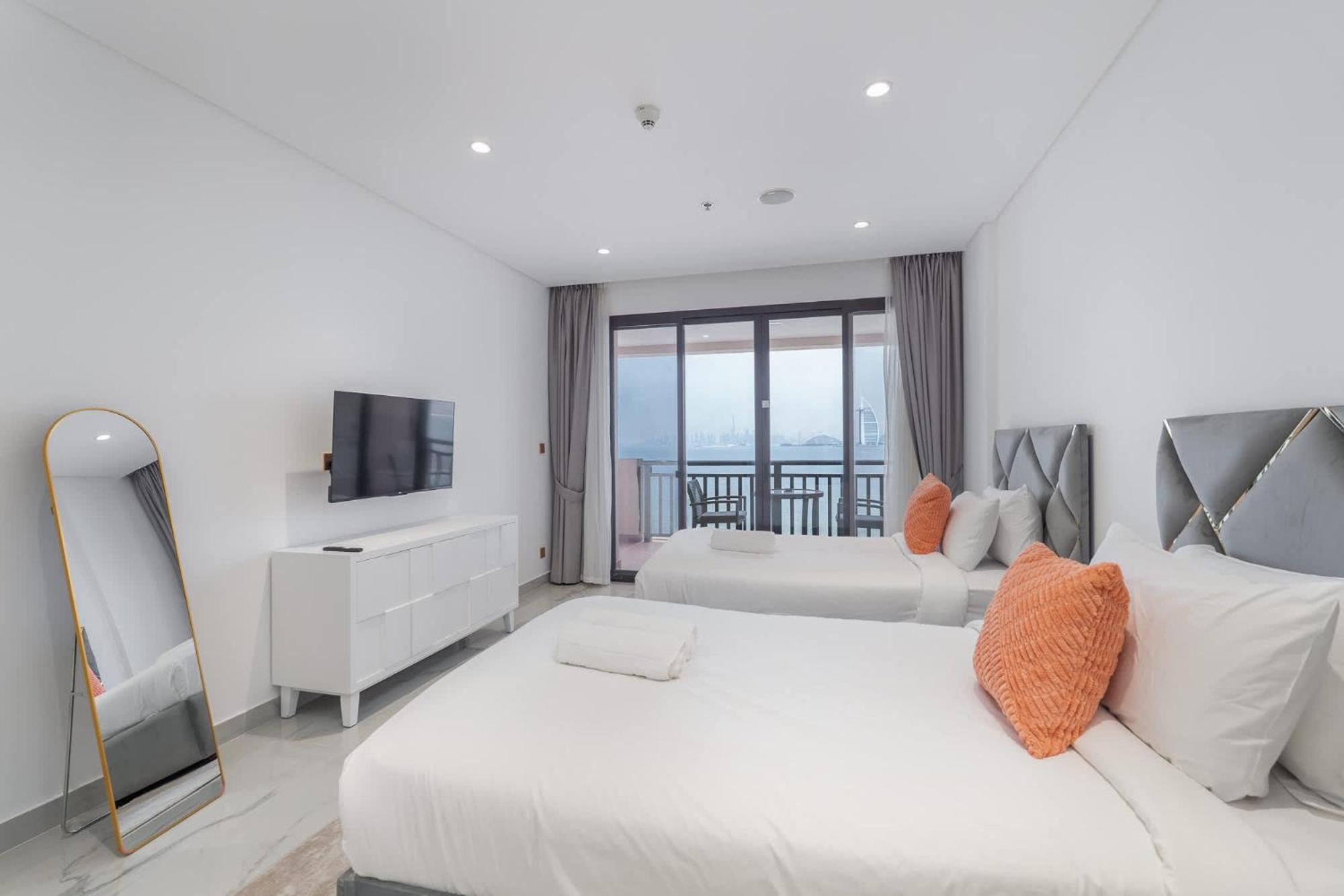 2 Bedroom With Beautiful Full Palm Waters Views *