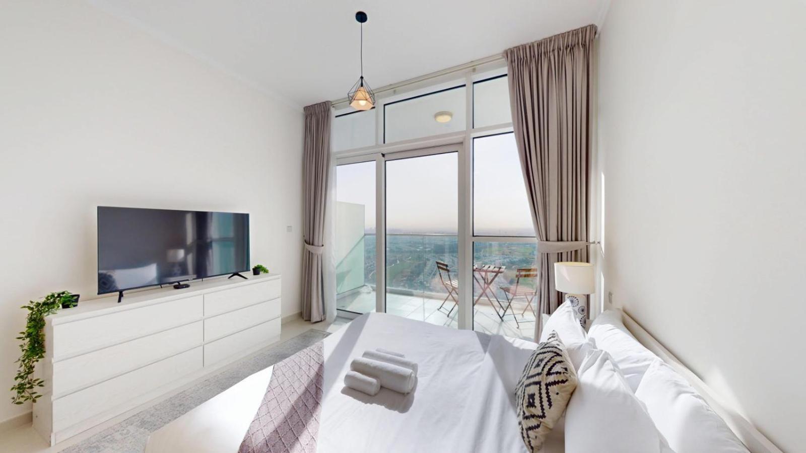 Carson C - Spacious With Golf Course Views Dubai