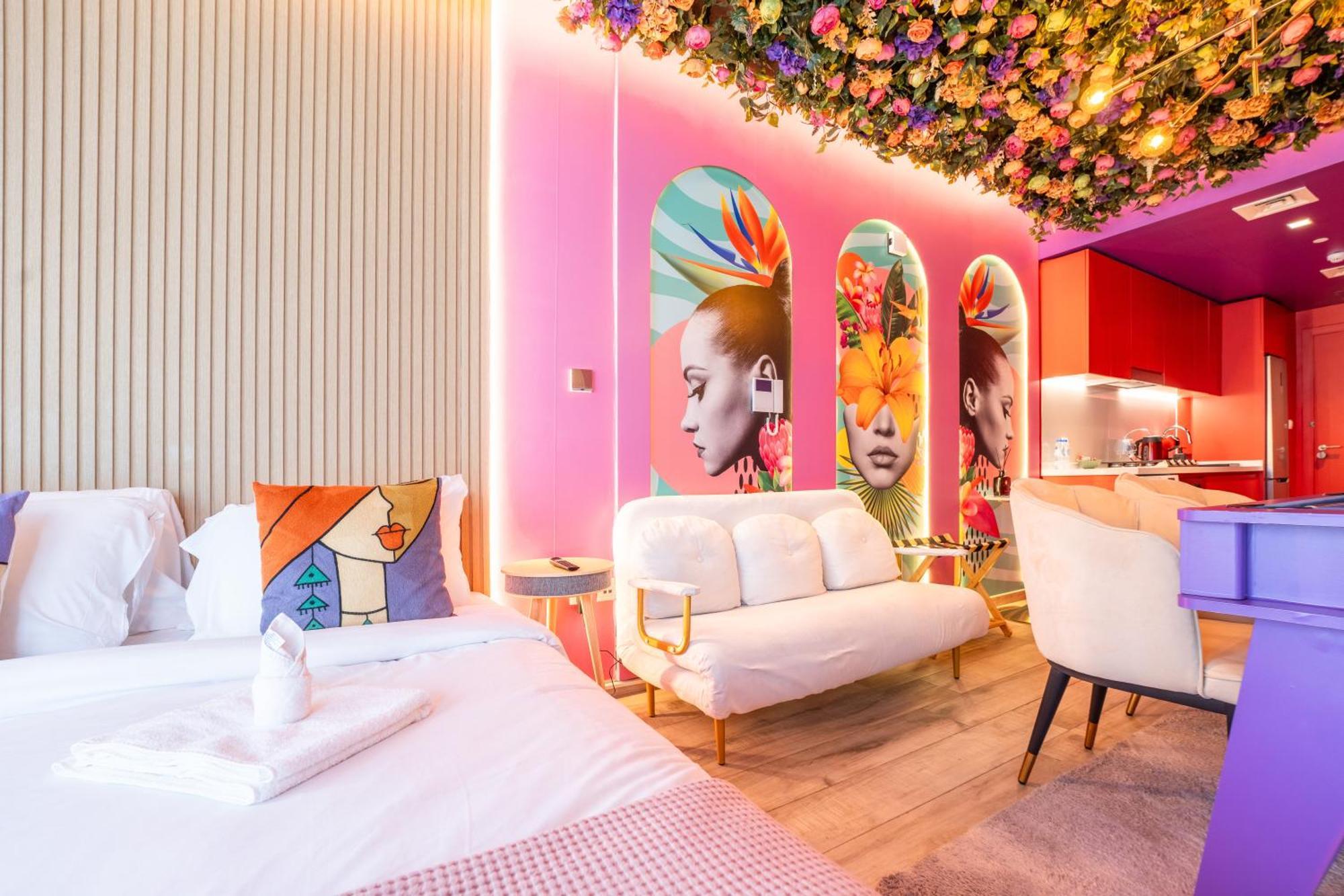 Capsule Flora Business Bay View Burj Khalifa-pool Table-game Arcade-projector-playstation 5 Apartamento