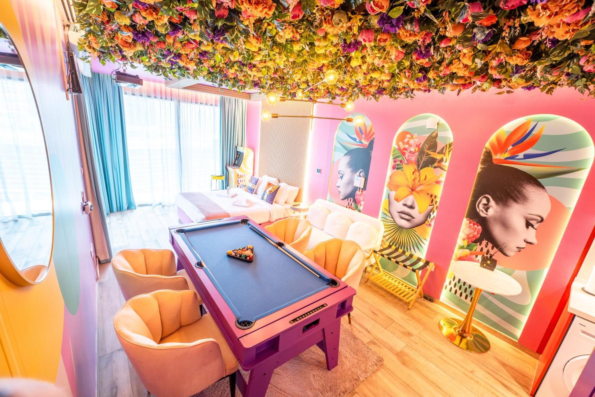 Capsule Flora Business Bay View Burj Khalifa-pool Table-game Arcade-projector-playstation 5 Dubái