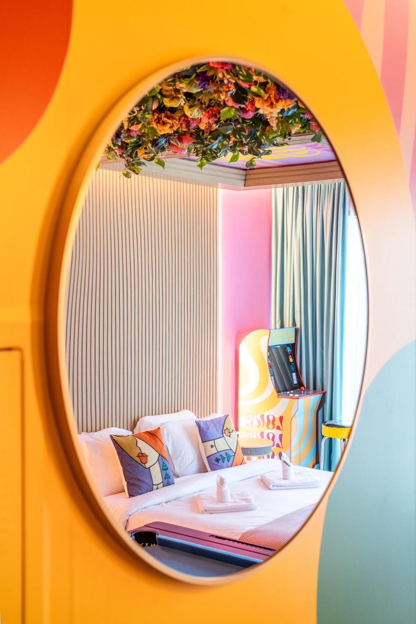 Capsule Flora Business Bay View Burj Khalifa-pool Table-game Arcade-projector-playstation 5 * Dubái