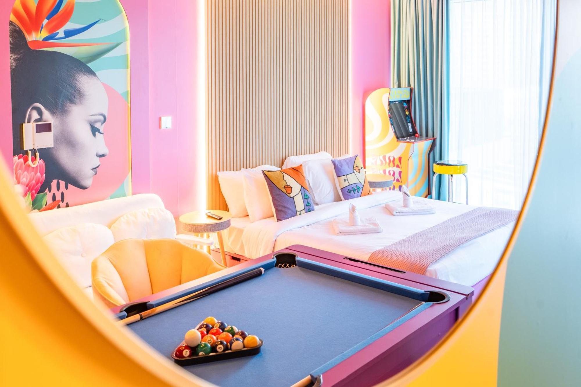 Capsule Flora Business Bay View Burj Khalifa-pool Table-game Arcade-projector-playstation 5 Apartment *