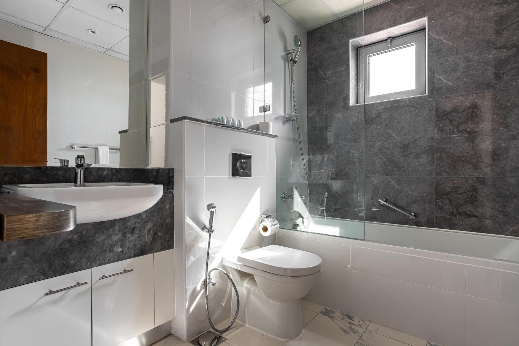 Luxury 2br Stunning Views In Amna Tower By Simply Comfort Appartement