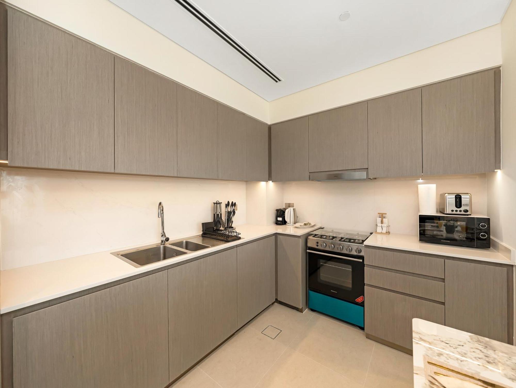 Grande Signature 2 Bedroom I Persian Gulf Views I Free Parking, Gym, Pool, Wi-fi & Ps5 I By Skyline Serenity * Dubaï