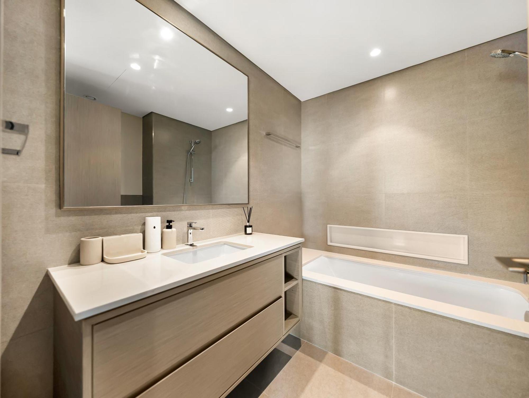Grande Signature 2 Bedroom I Persian Gulf Views I Free Parking, Gym, Pool, Wi-fi & Ps5 I By Skyline Serenity