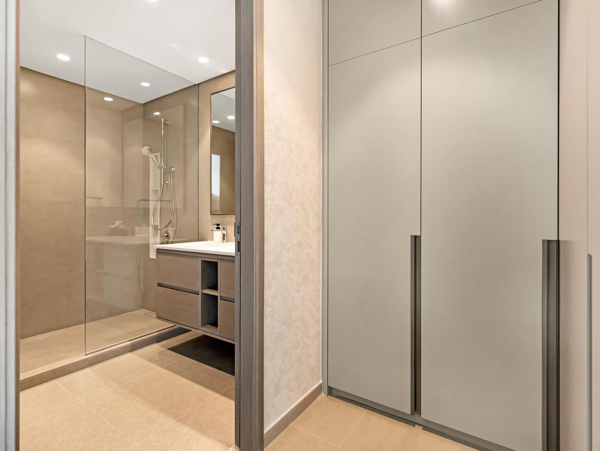 Grande Signature 2 Bedroom I Persian Gulf Views I Free Parking, Gym, Pool, Wi-fi & Ps5 I By Skyline Serenity Apartamento *