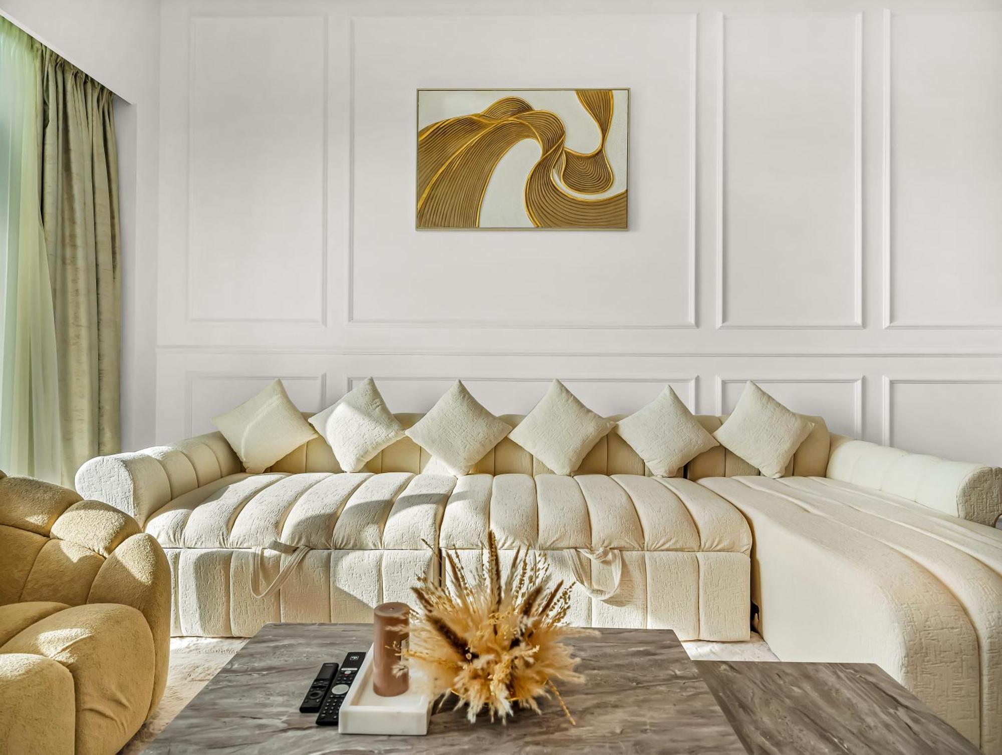 Grande Signature 2 Bedroom I Persian Gulf Views I Free Parking, Gym, Pool, Wi-fi & Ps5 I By Skyline Serenity Dubai