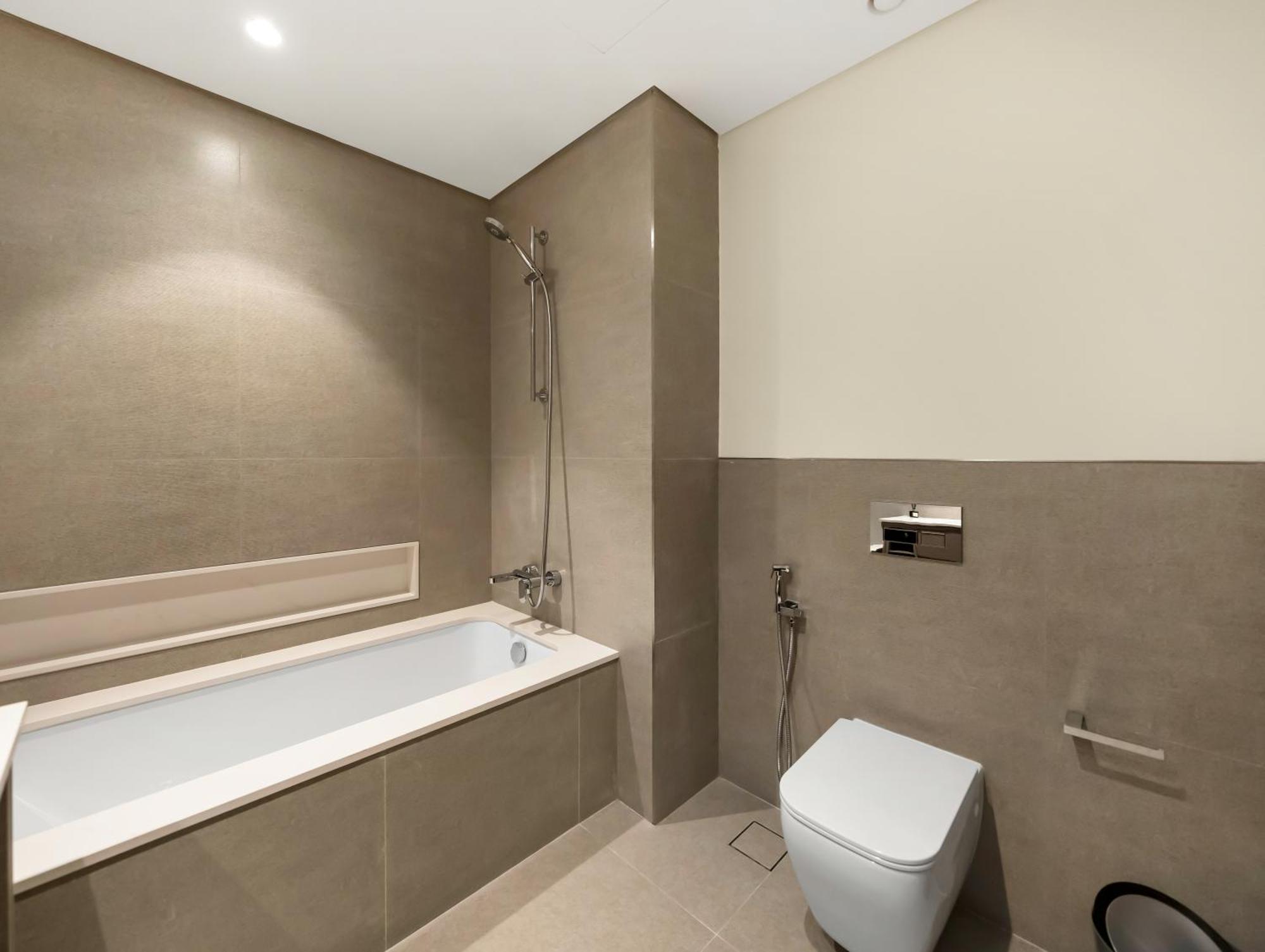 Grande Signature 2 Bedroom I Persian Gulf Views I Free Parking, Gym, Pool, Wi-fi & Ps5 I By Skyline Serenity Apartamento