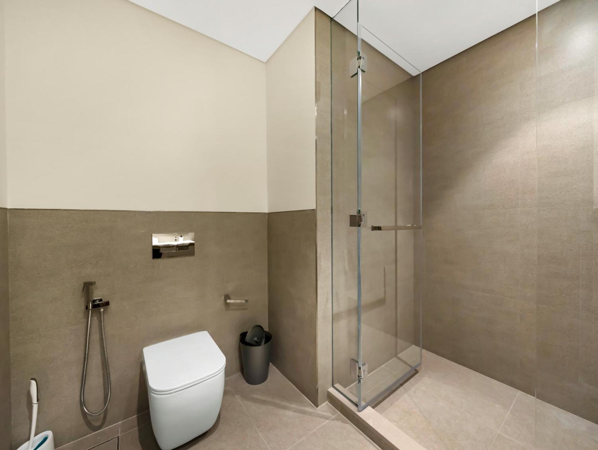 Grande Signature 2 Bedroom I Persian Gulf Views I Free Parking, Gym, Pool, Wi-fi & Ps5 I By Skyline Serenity Dubai
