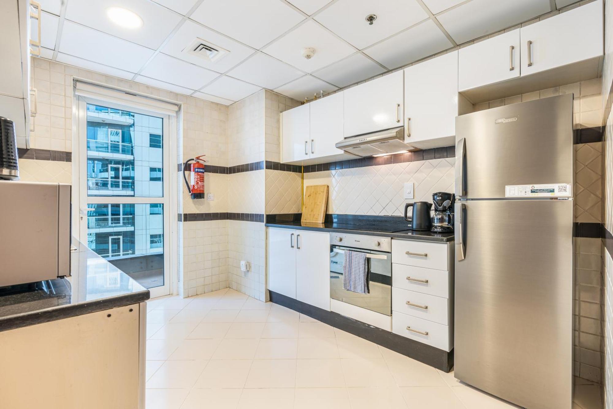 Appartement Elegant 3br In Jbr With Partial Marina View