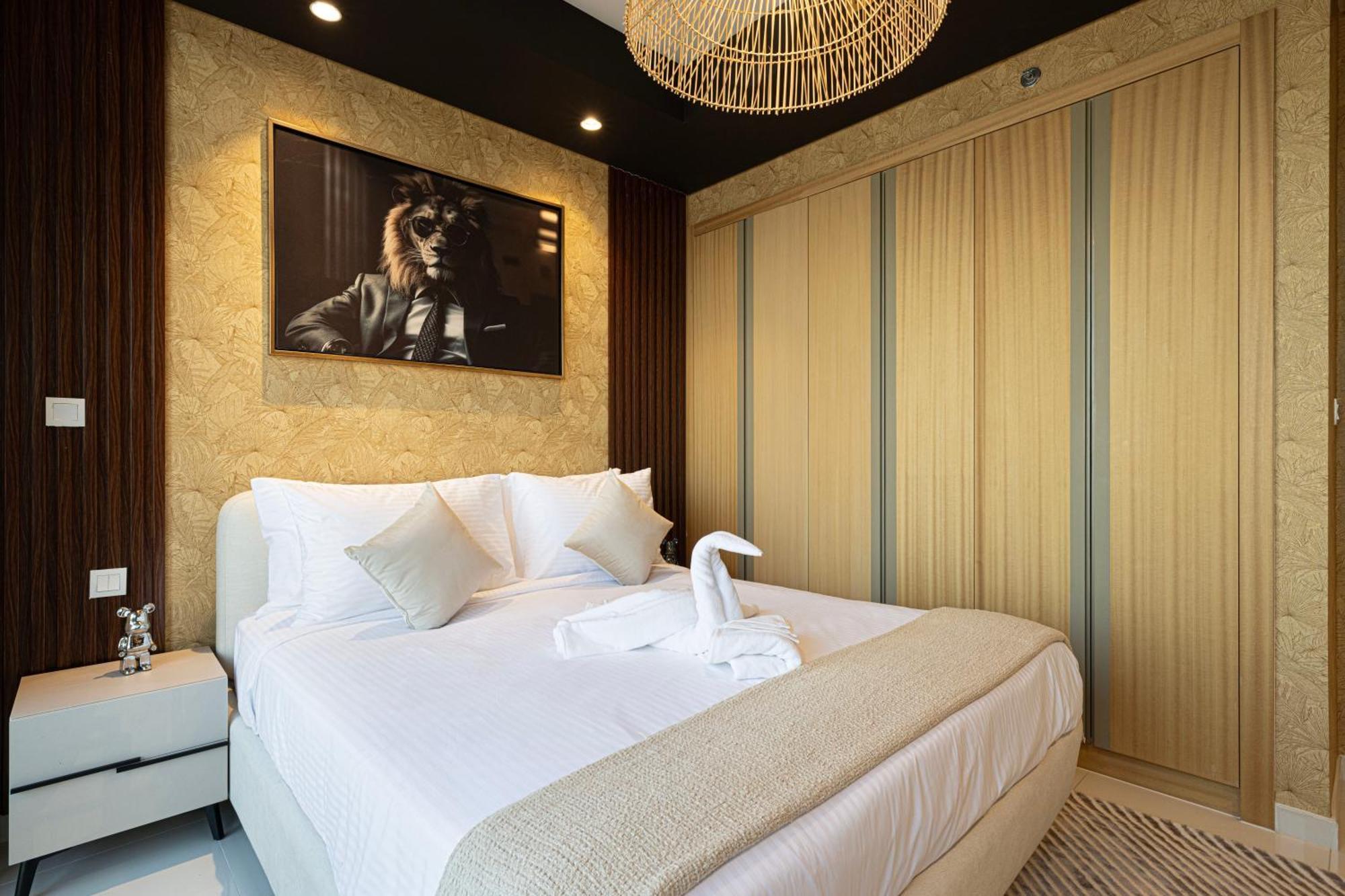 Sky Palace With Burj Views & Downtown's Rooftop Pool, 3br In Paramount Midtown