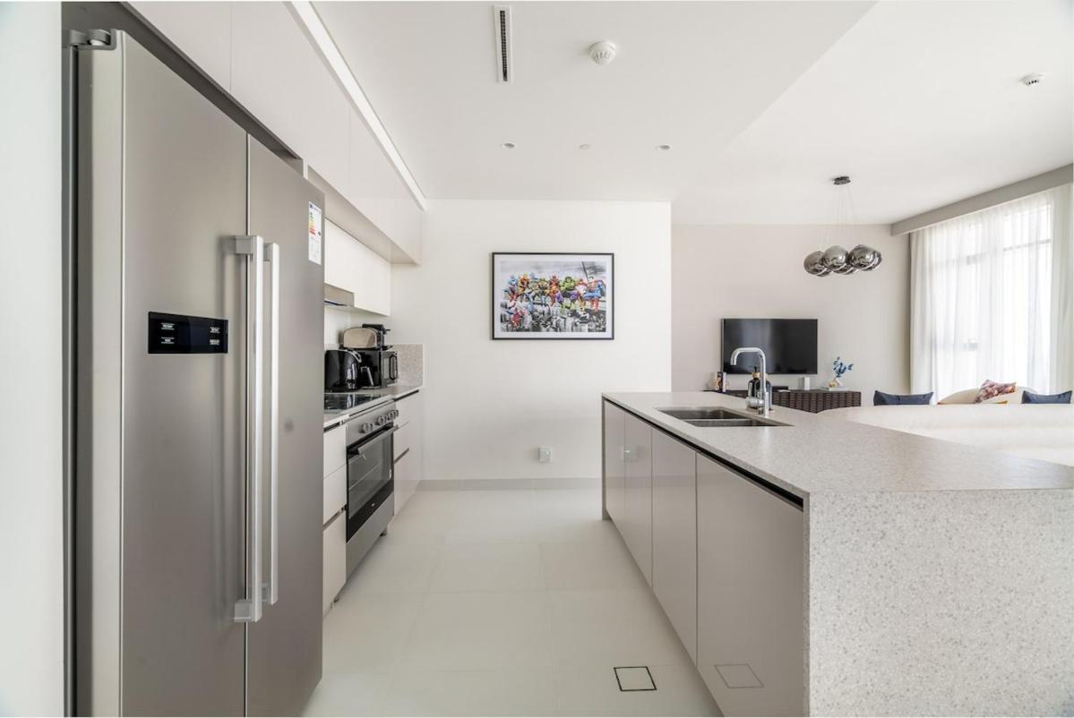 Luxury 3br Penthouse Retreat - Private & Marina Views Appartement