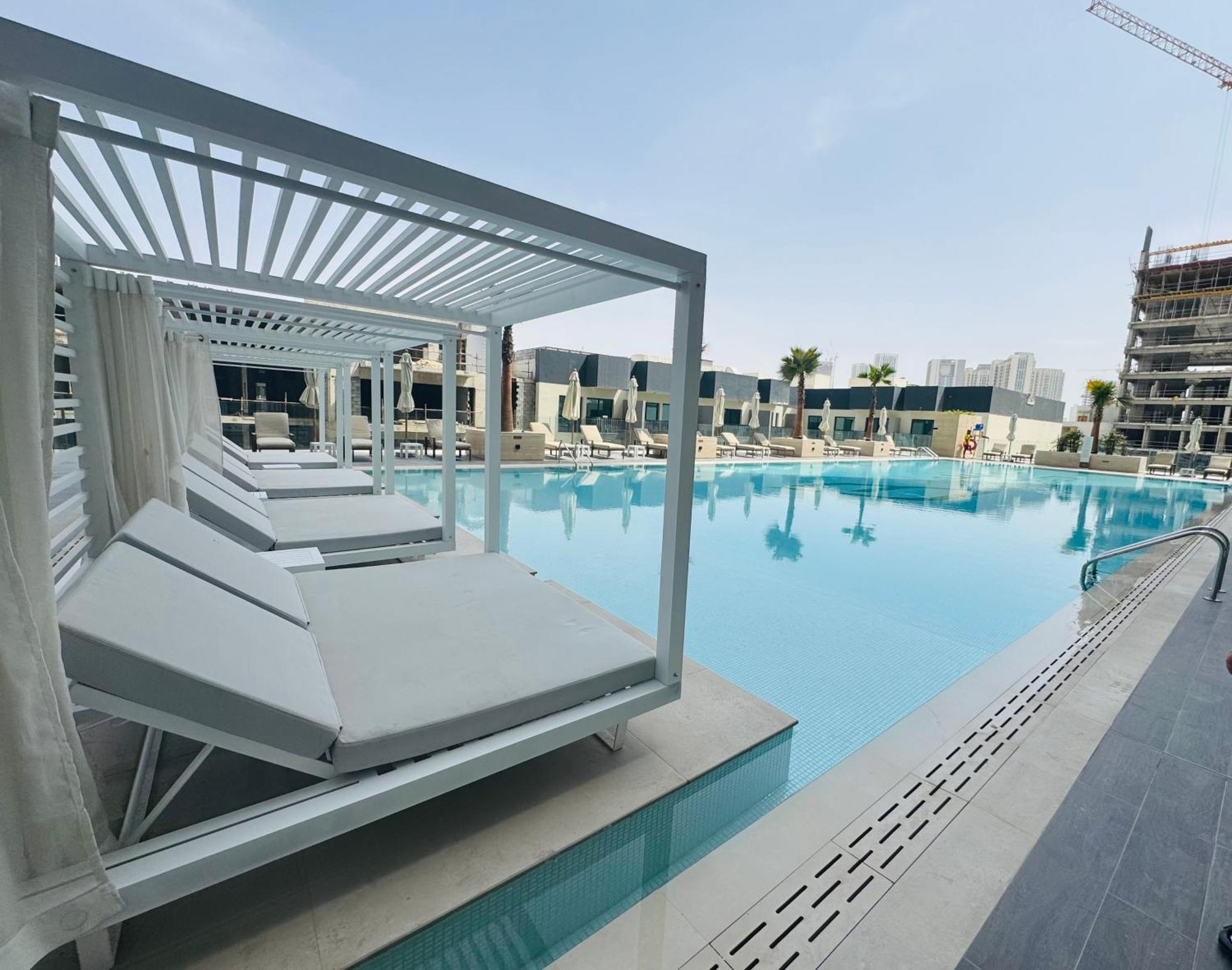 Your Own Pool Spacious 2bdr Jvc Dubaï