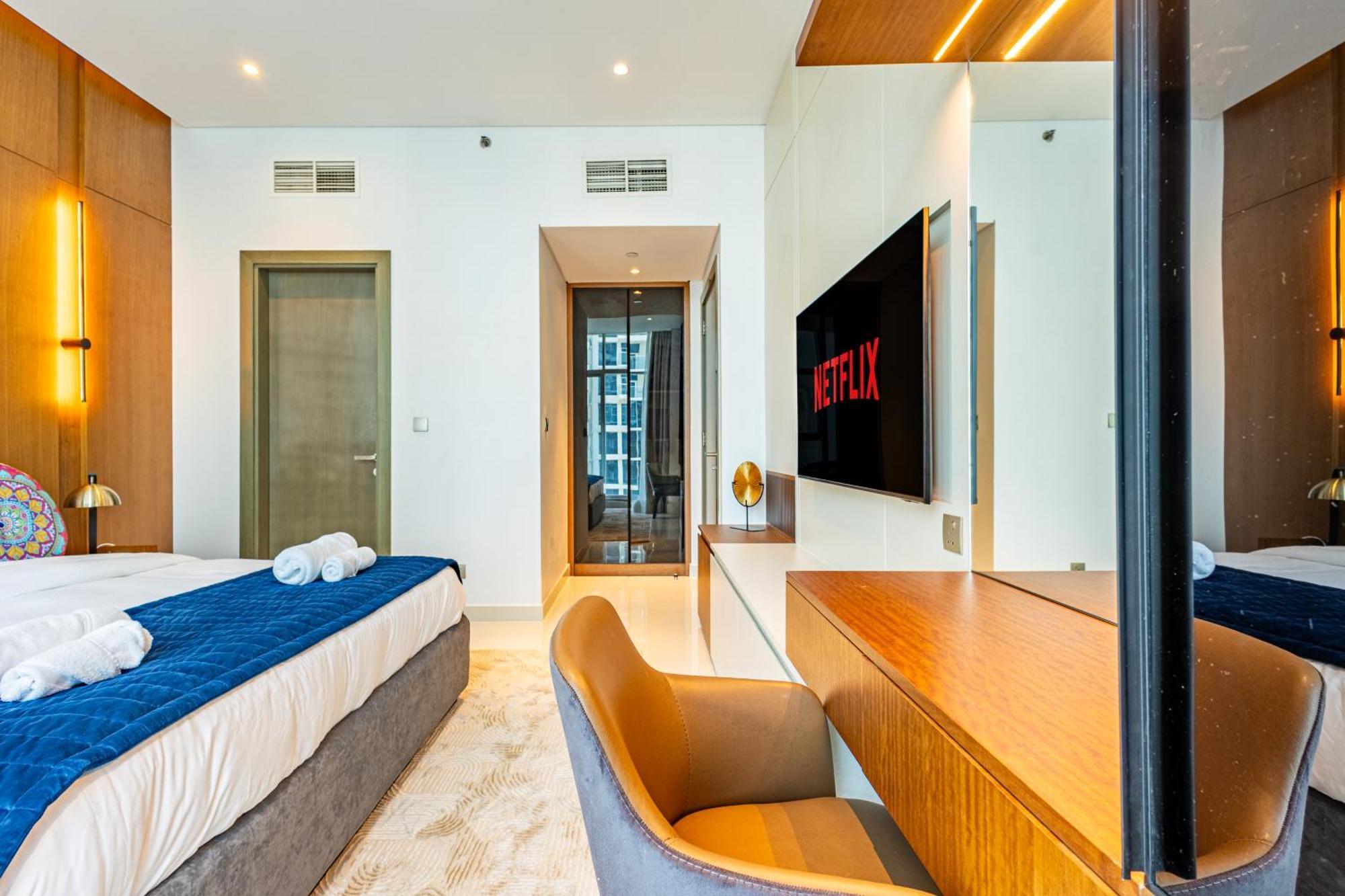 Deluxe One-bedroom In Business Bay With Burj Khalifa And Canal View Dubái