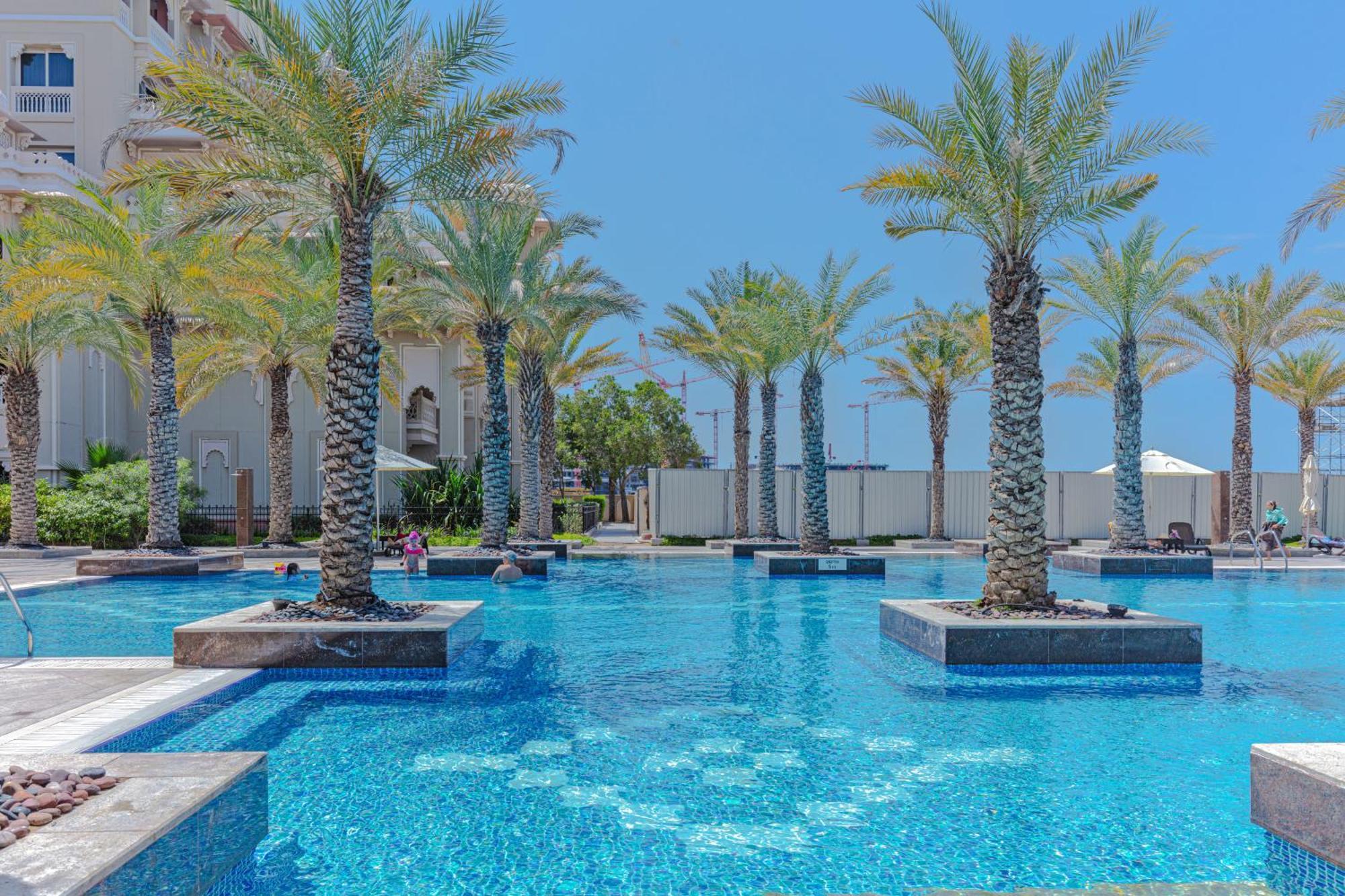 Lägenhet Fully-equppied With Private And Pool Dubai