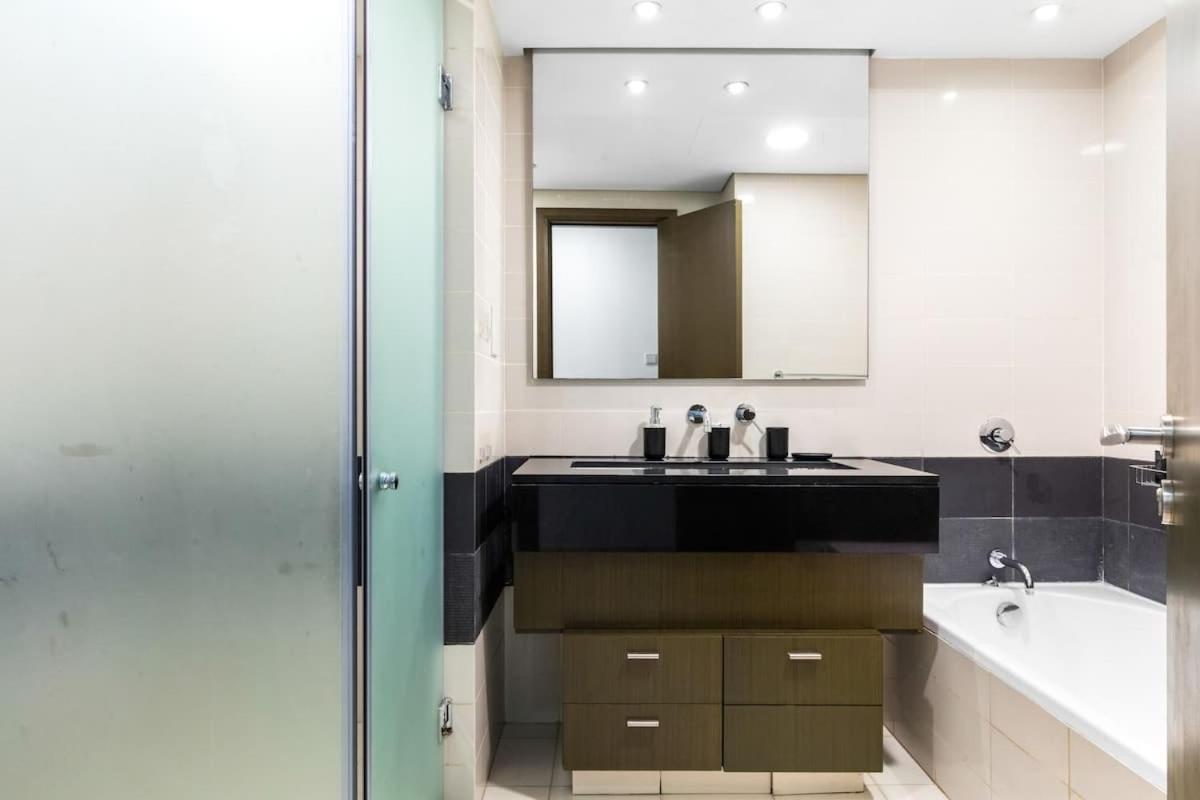 Prime Downtown Burj Khalifa I Sleeps 8 Dubai