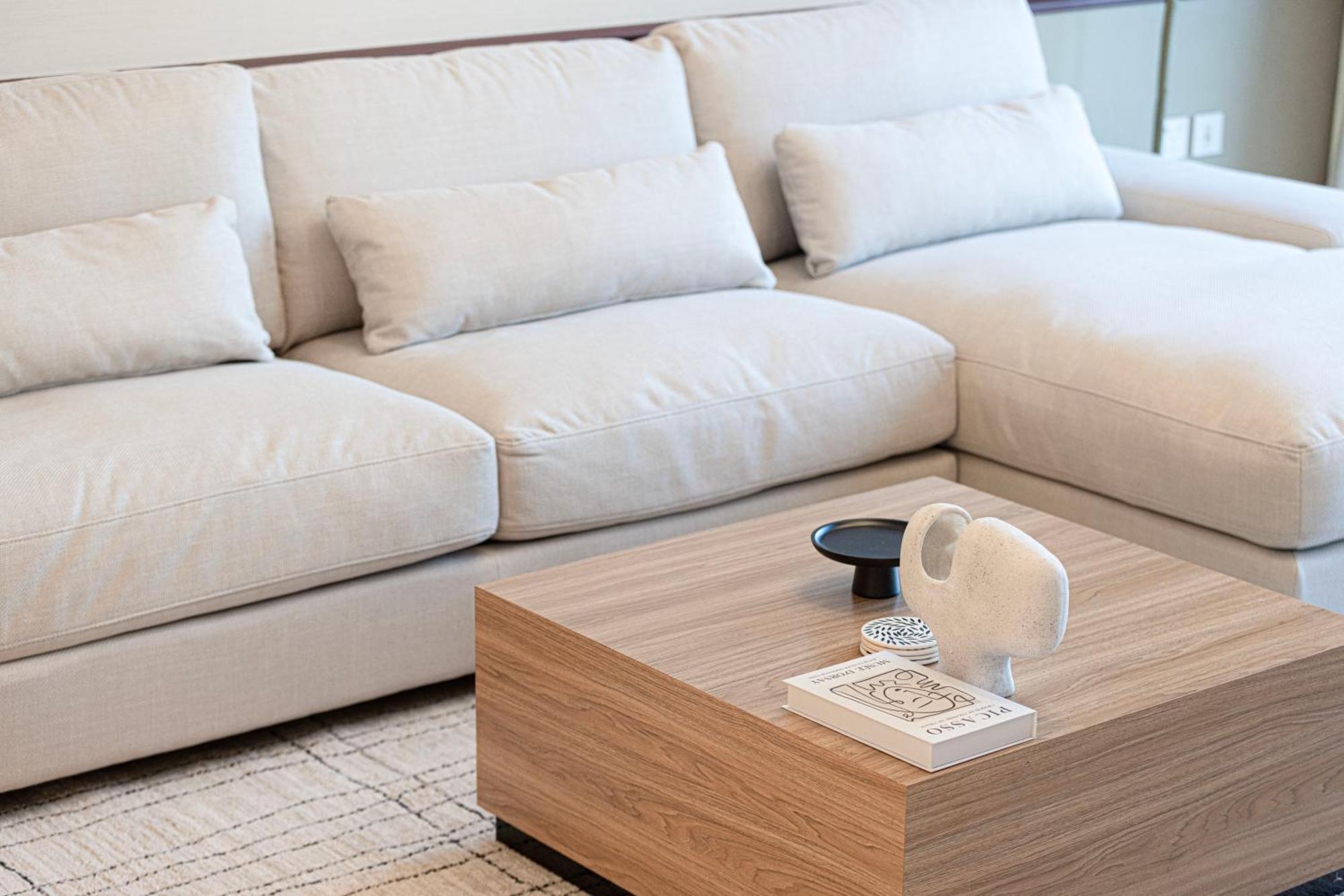 Downtown Chic 2 Bedroom I Mall Access I Views Of Burj Khalifa From Pool I Free Parking, Gym, Pool & Wi-fi I By Meerak * Dubaï