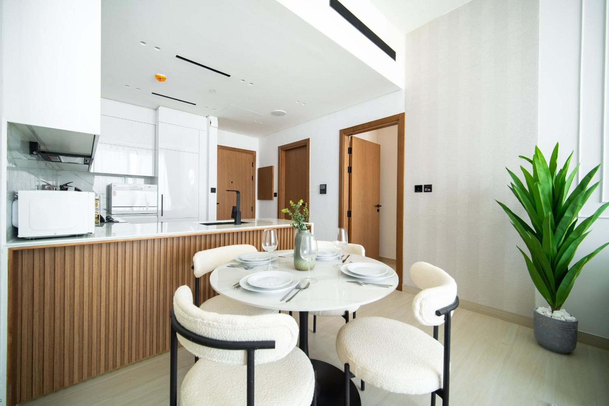 Skyline Views & Calm Nights - 1br Jvc And Free Baby Gear Appartement Dubaï