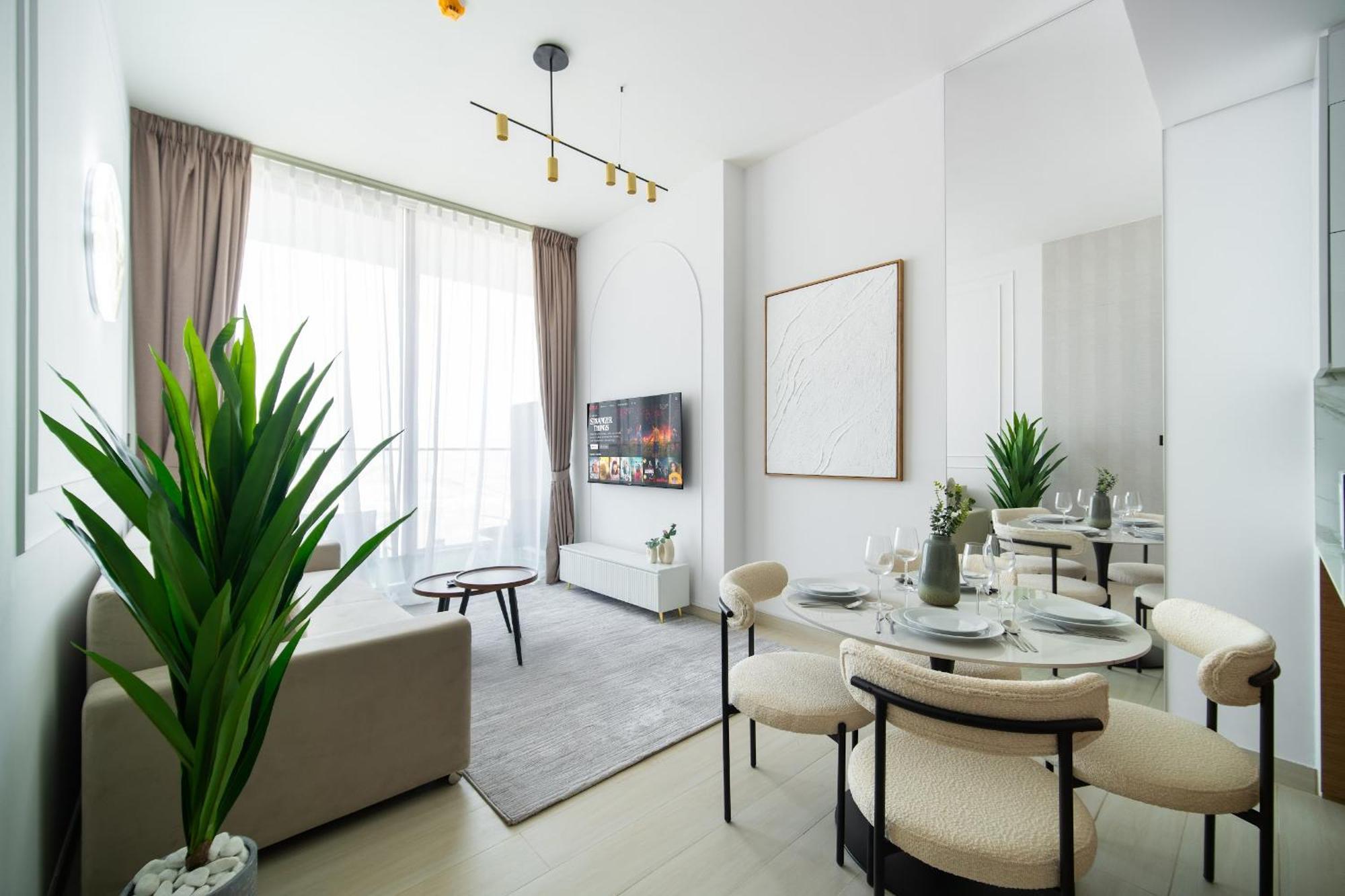 Skyline Views & Calm Nights - 1br Jvc And Free Baby Gear *