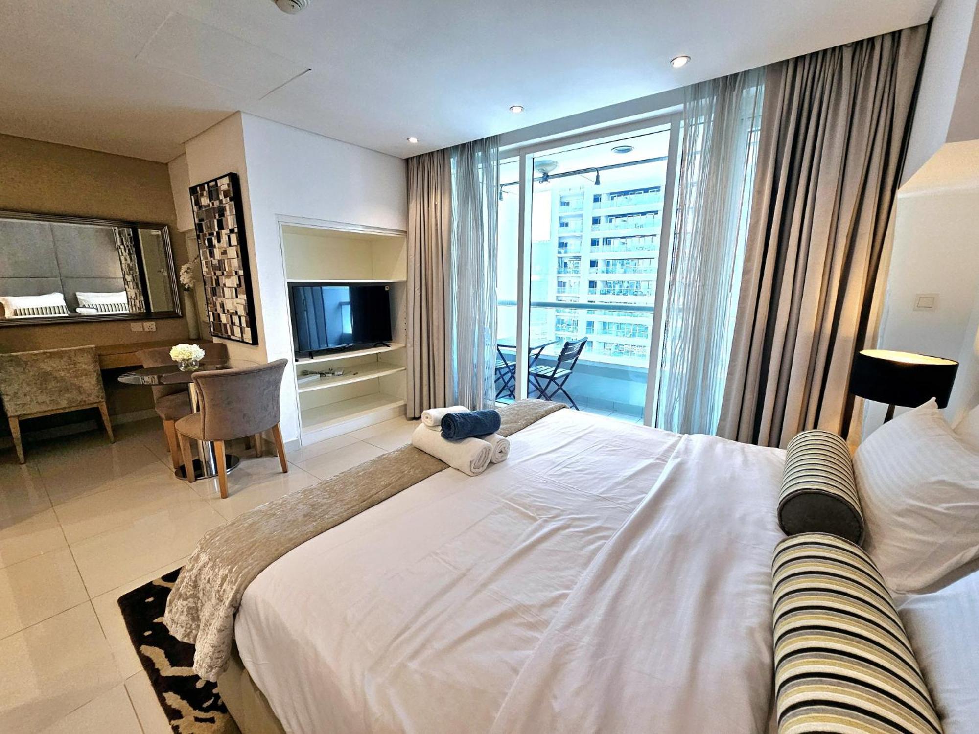 Sunrise Homes - Modern Beside Canal Appartement Dubaï