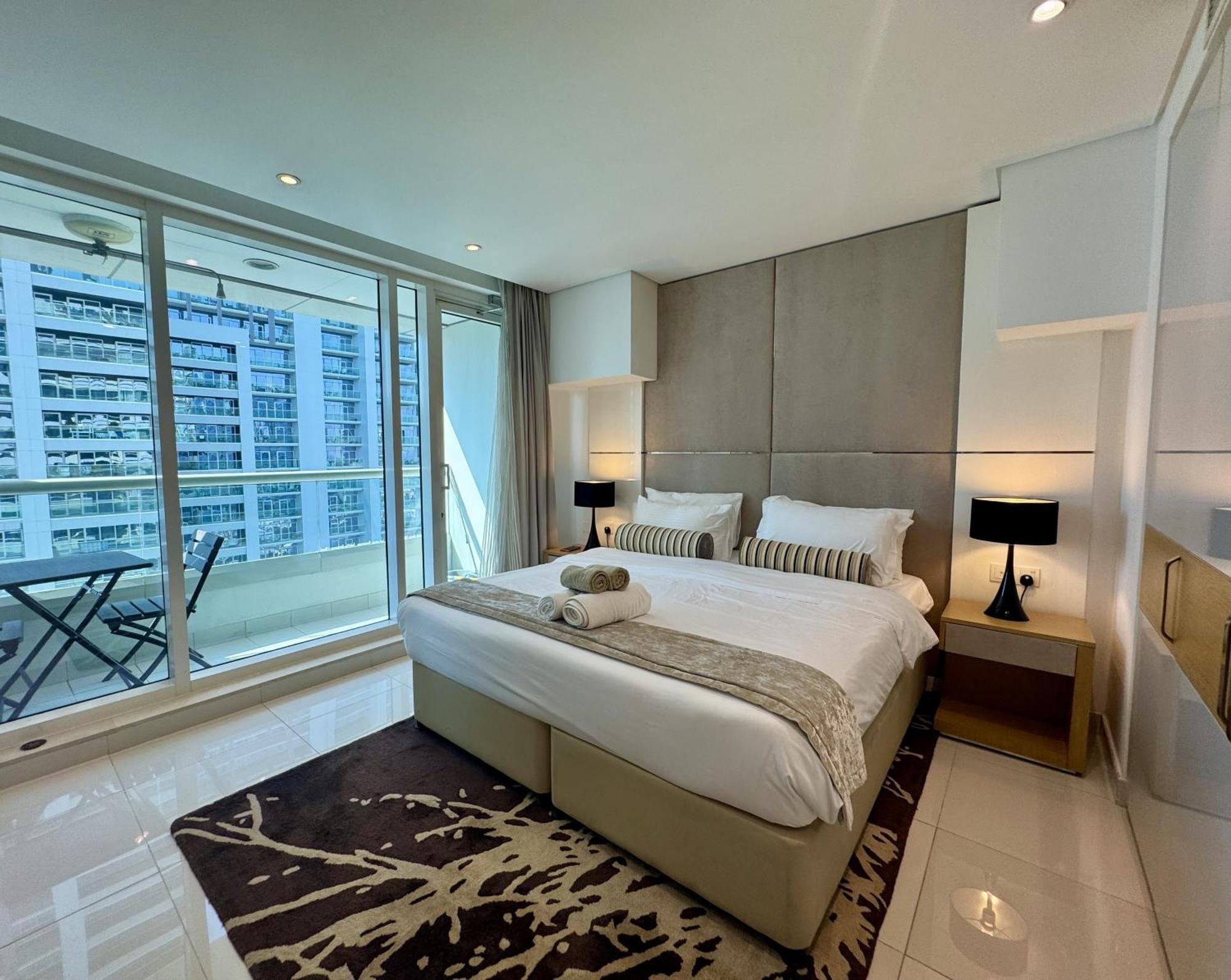 Sunrise Homes - Modern Beside Canal Appartement Dubaï