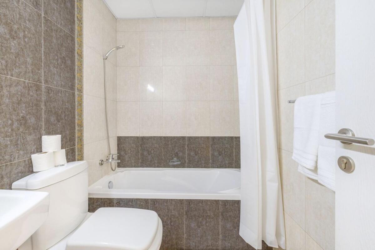 Stunning In Jbr - Near Tram Appartement *