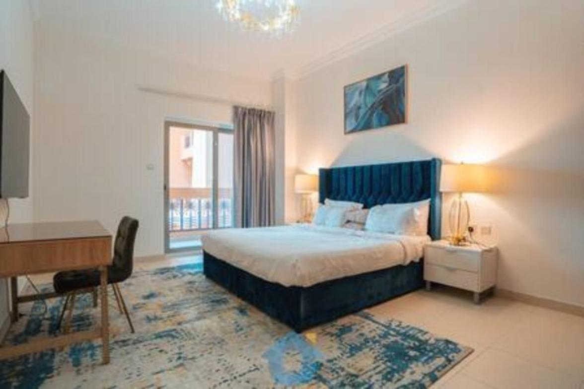 210sa Lavish Palm Jumeirah One Bhk With Pool View Dubaï