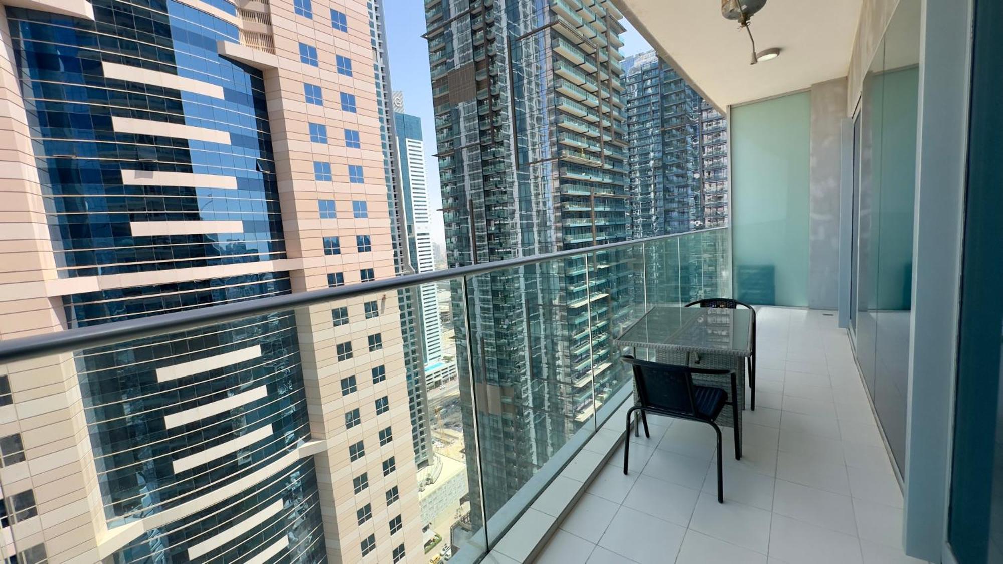 Lägenhet Sleek Living With Sea Views In Damac Heights Marina By Bhavan Dubai