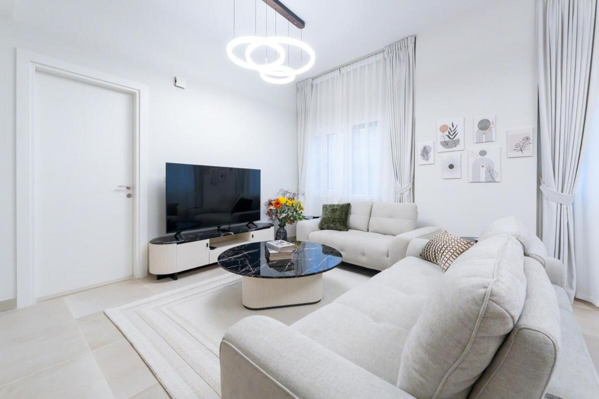 Veluxa - Renovated 1bhk Next To Golf *