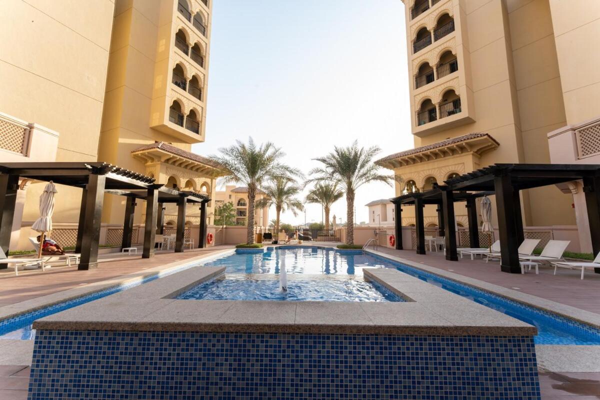 Veluxa - Renovated 1bhk Next To Golf Appartement