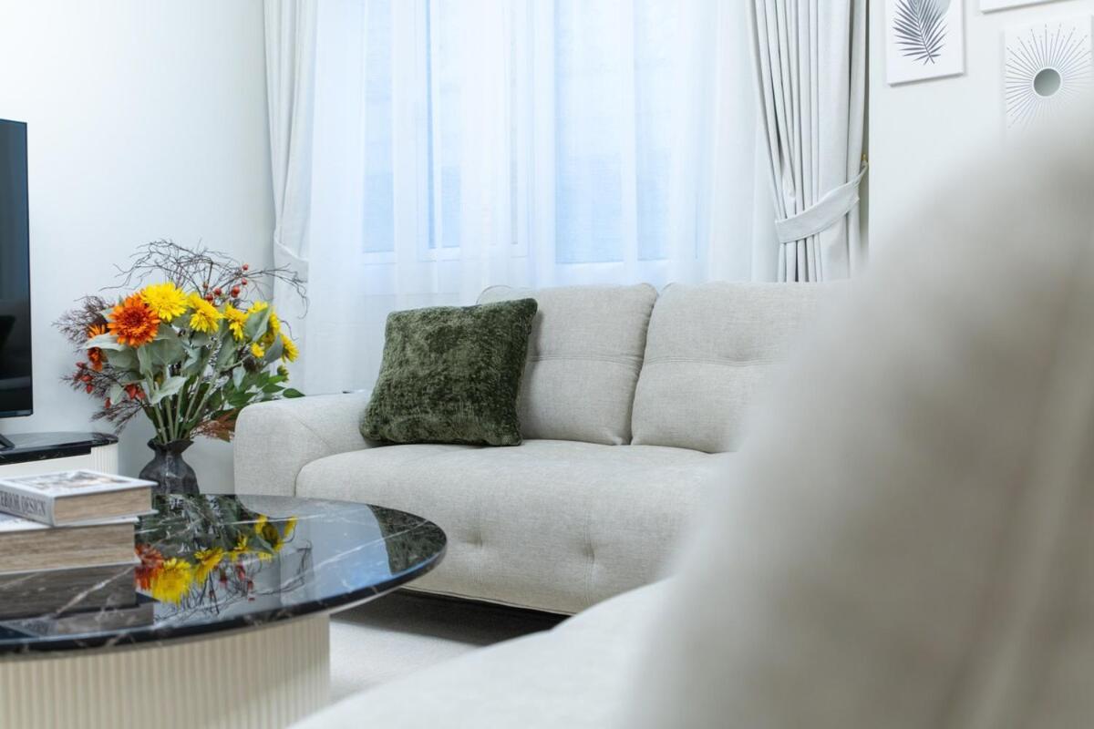Veluxa - Renovated 1bhk Next To Golf Appartement Dubaï