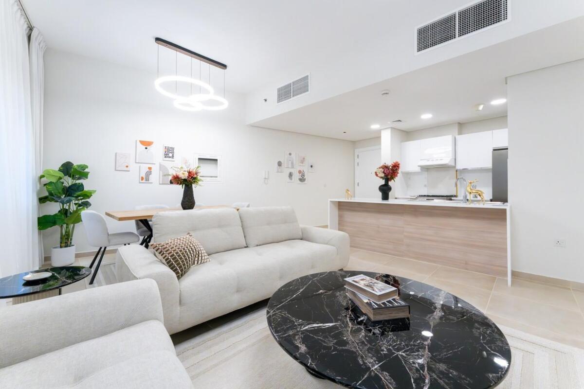Veluxa - Renovated 1bhk Next To Golf Appartement