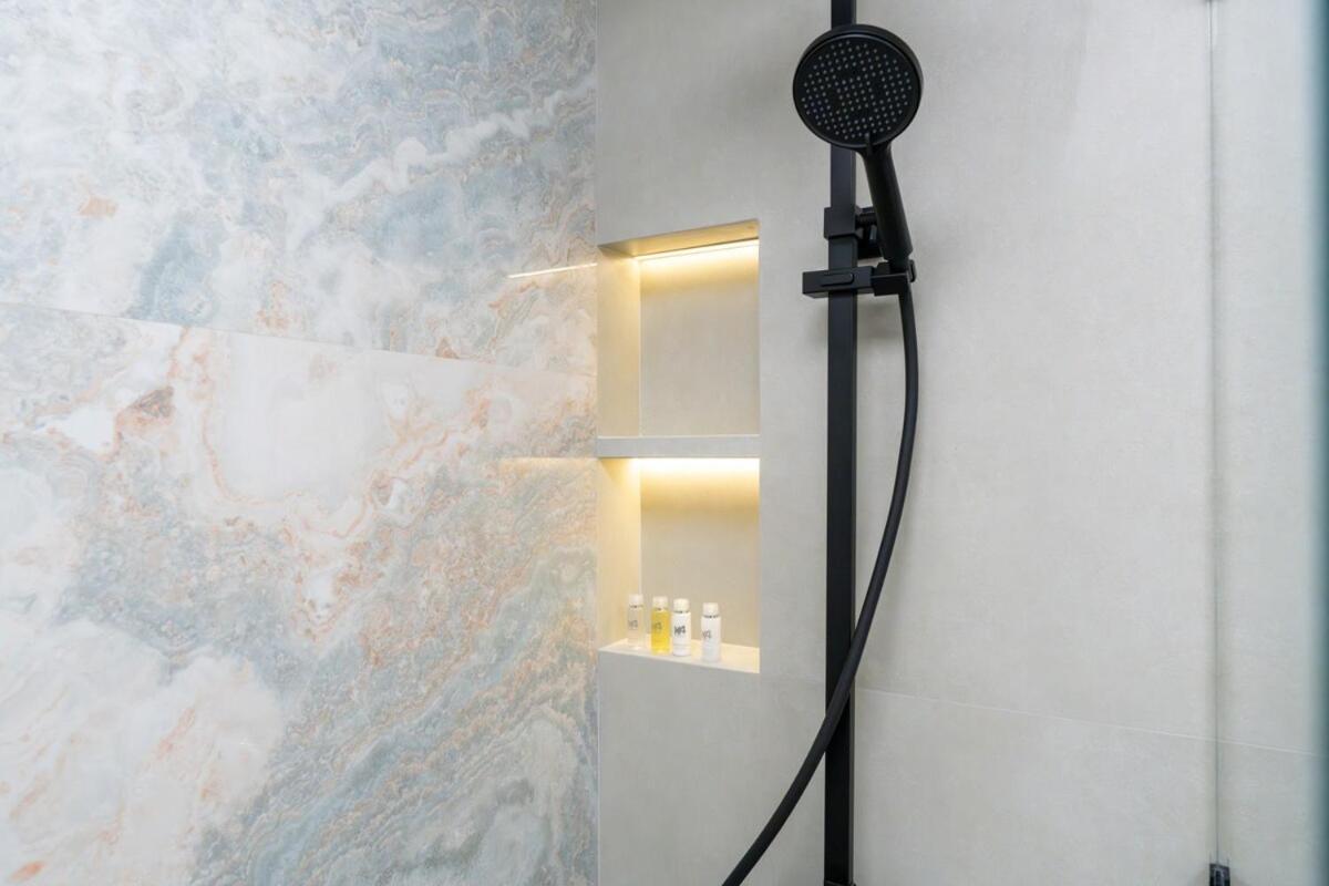 Veluxa - Renovated 1bhk Next To Golf Appartement *