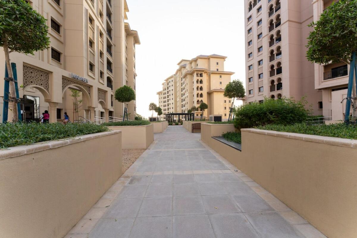 Veluxa - Renovated 1bhk Next To Golf Appartement