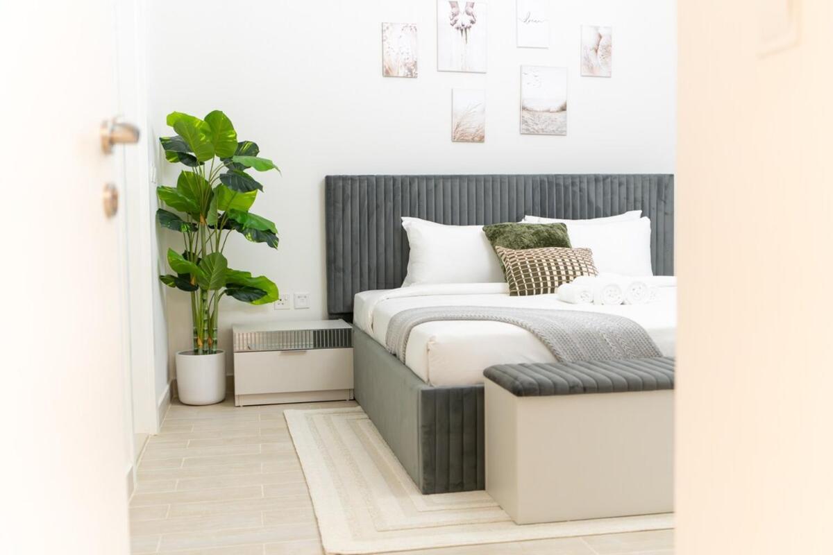 Veluxa - Renovated 1bhk Next To Golf Appartement