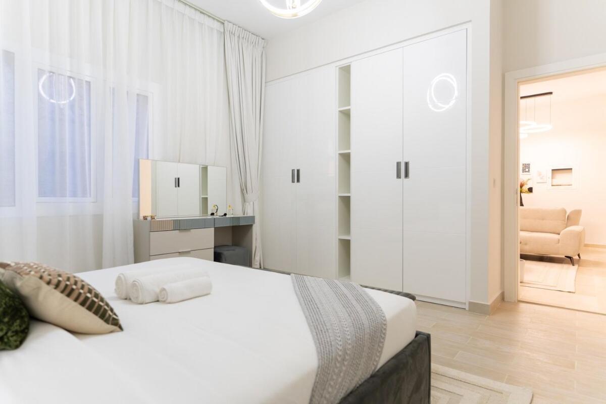 Veluxa - Renovated 1bhk Next To Golf Appartement