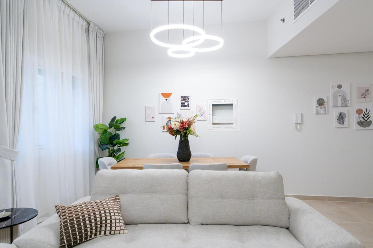 Veluxa - Renovated 1bhk Next To Golf Appartement