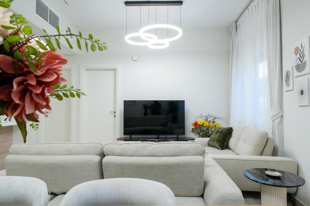 Veluxa - Renovated 1bhk Next To Golf