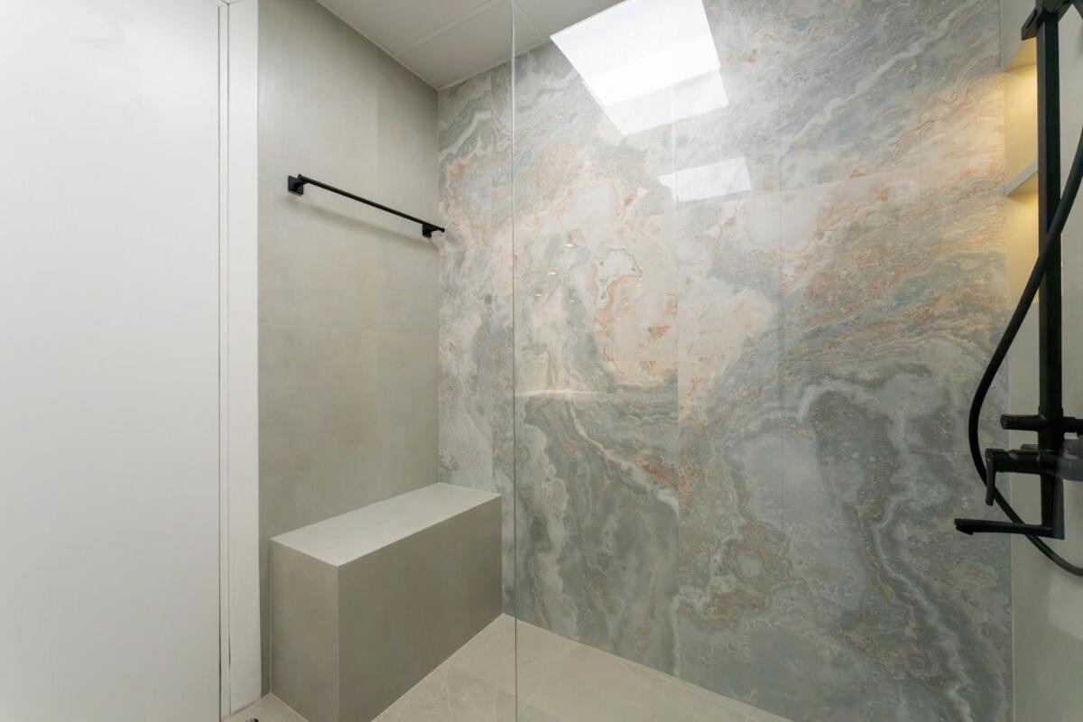 Veluxa - Renovated 1bhk Next To Golf Appartement *